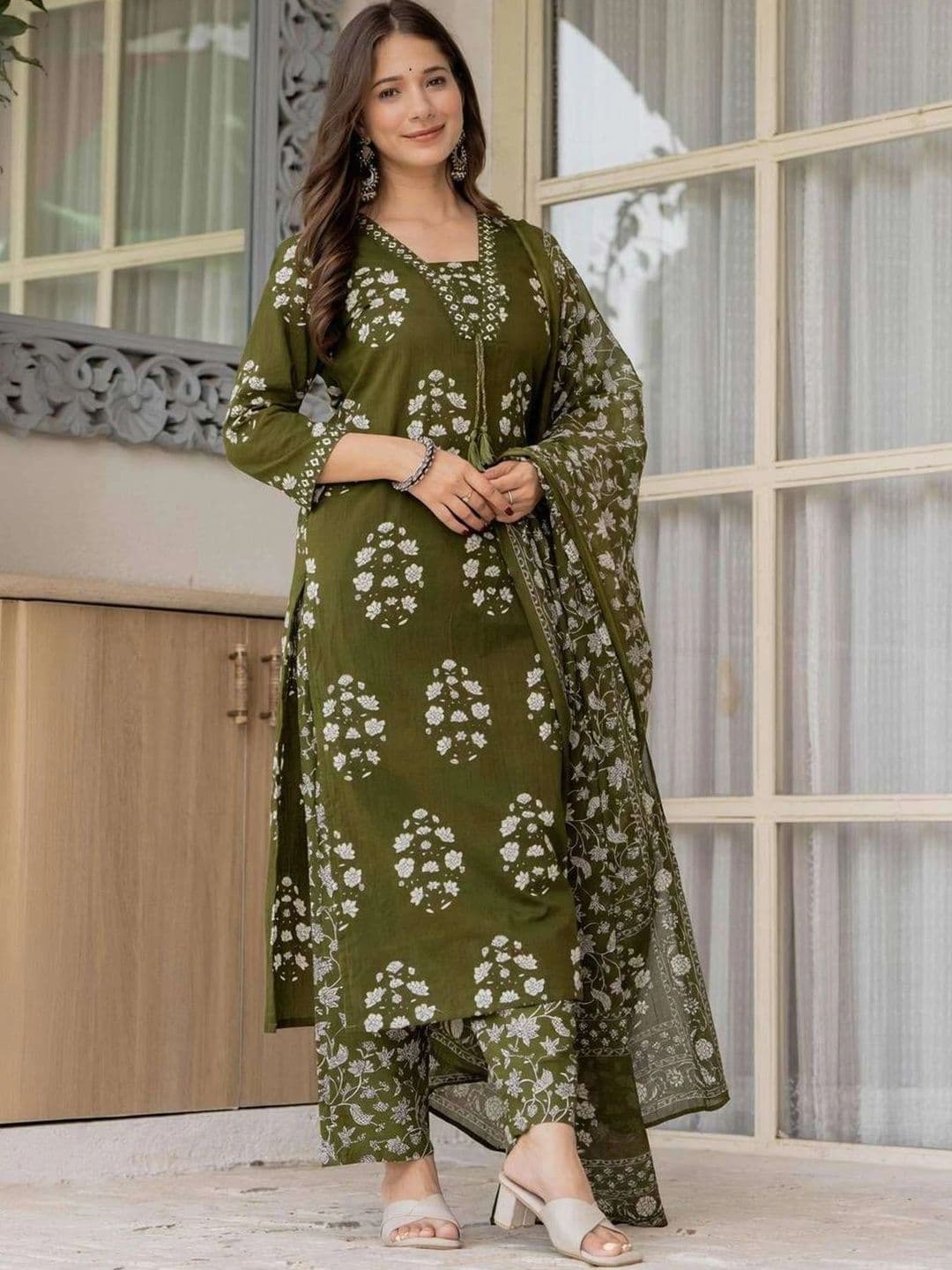 YAGNIK FASHION Women Floral Printed Regular Kurta with Trousers & With Dupatta - view 1