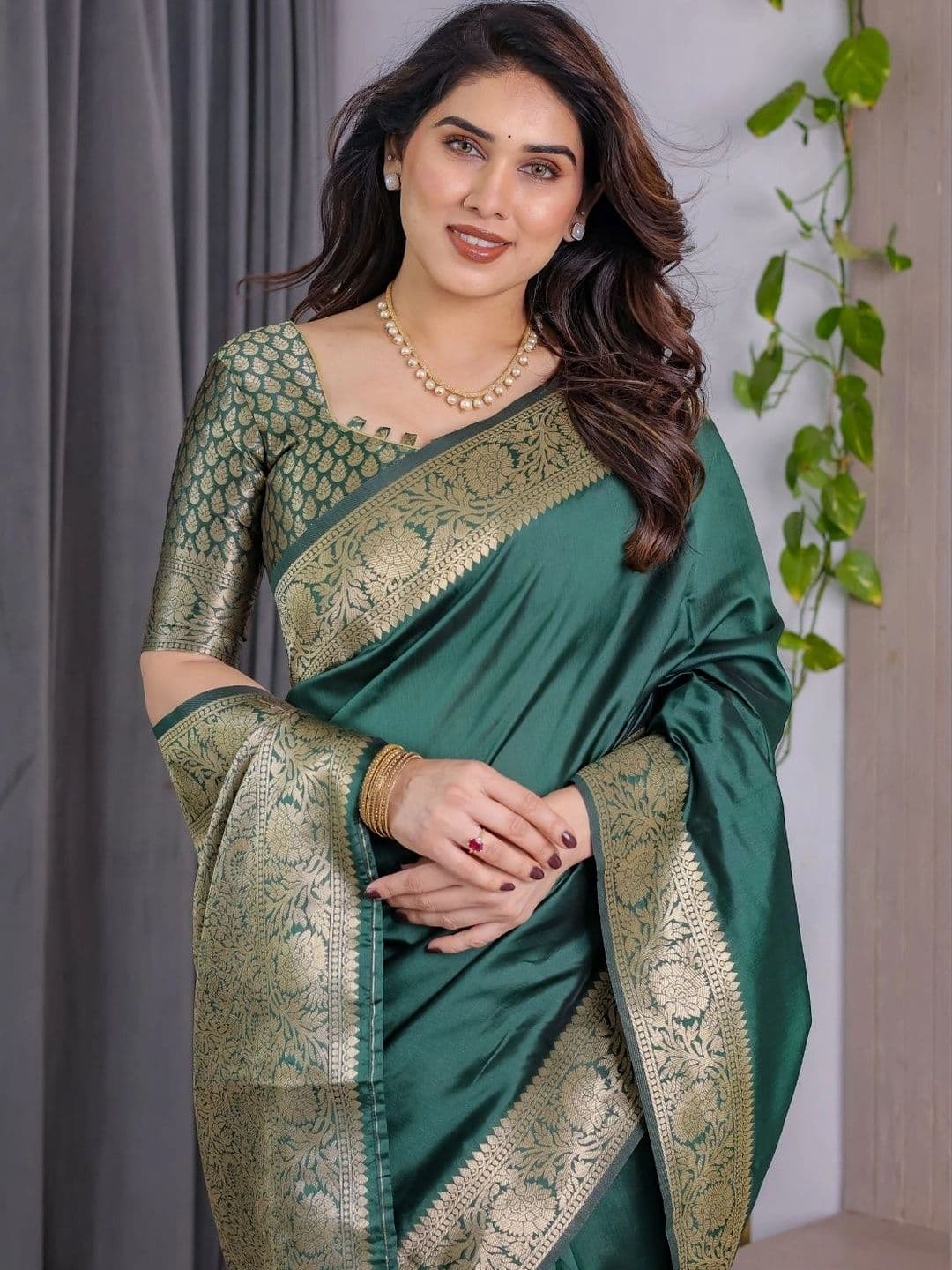Mitera Woven Design Zari Silk Blend Designer Saree thumbnail 6