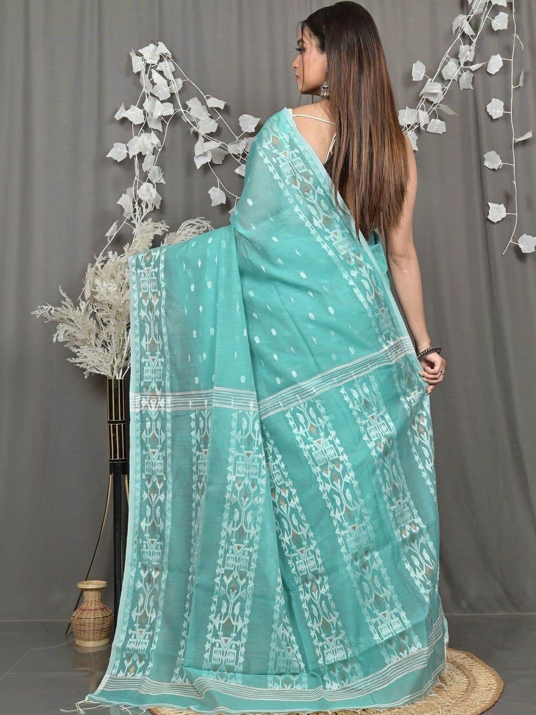 DipDiya Women Woven Design Sequinned Handloom Taant Saree thumbnail 5