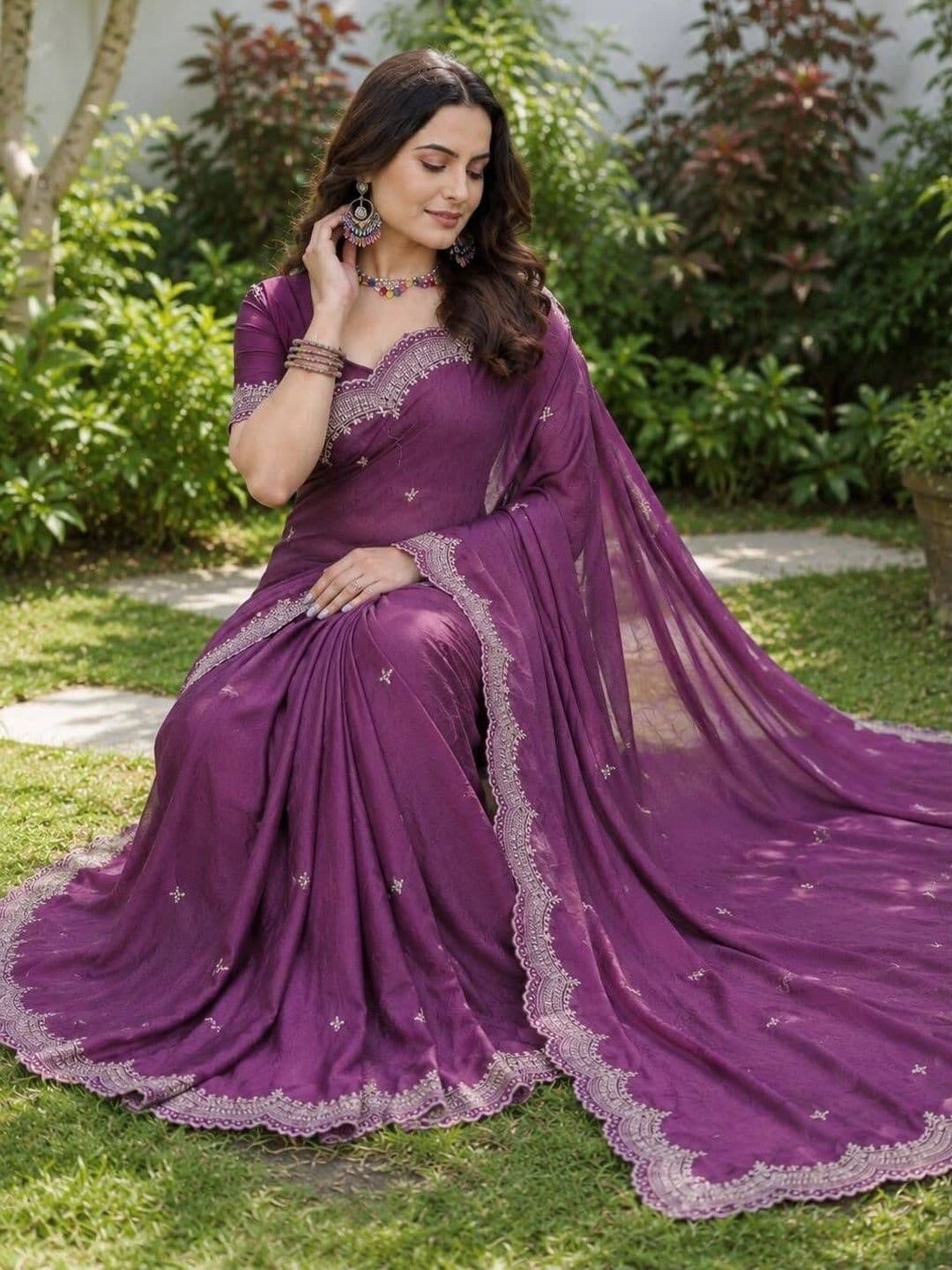 LabelVASTRA Ethnic Motifs Embroidered Poly Georgette Saree thumbnail 4