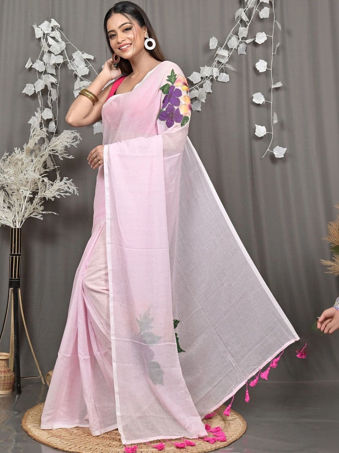 DipDiya Floral Sequinned Pure Cotton Taant Saree thumbnail 5