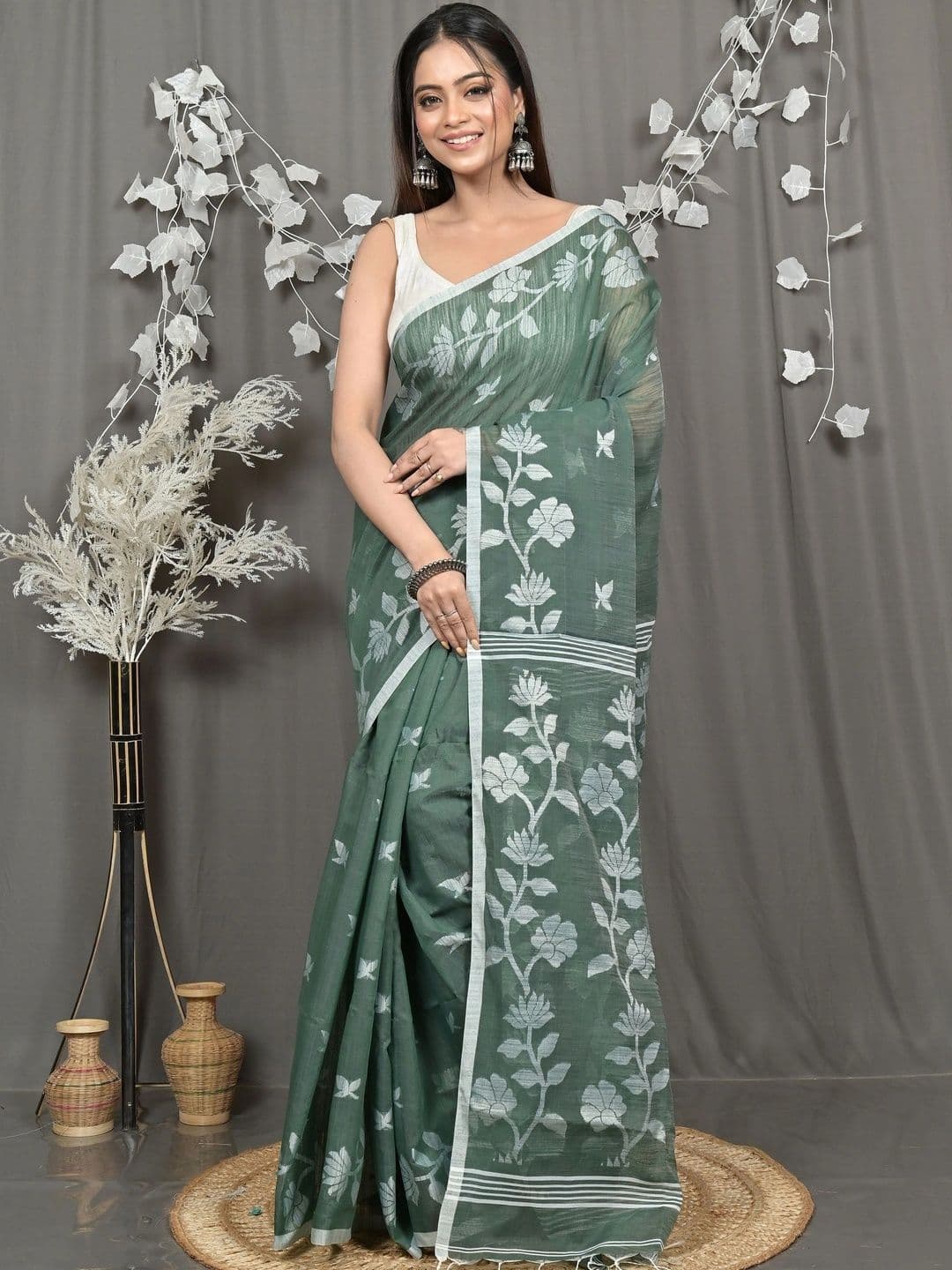 DipDiya Floral Sequinned Handloom Taant Saree thumbnail 5