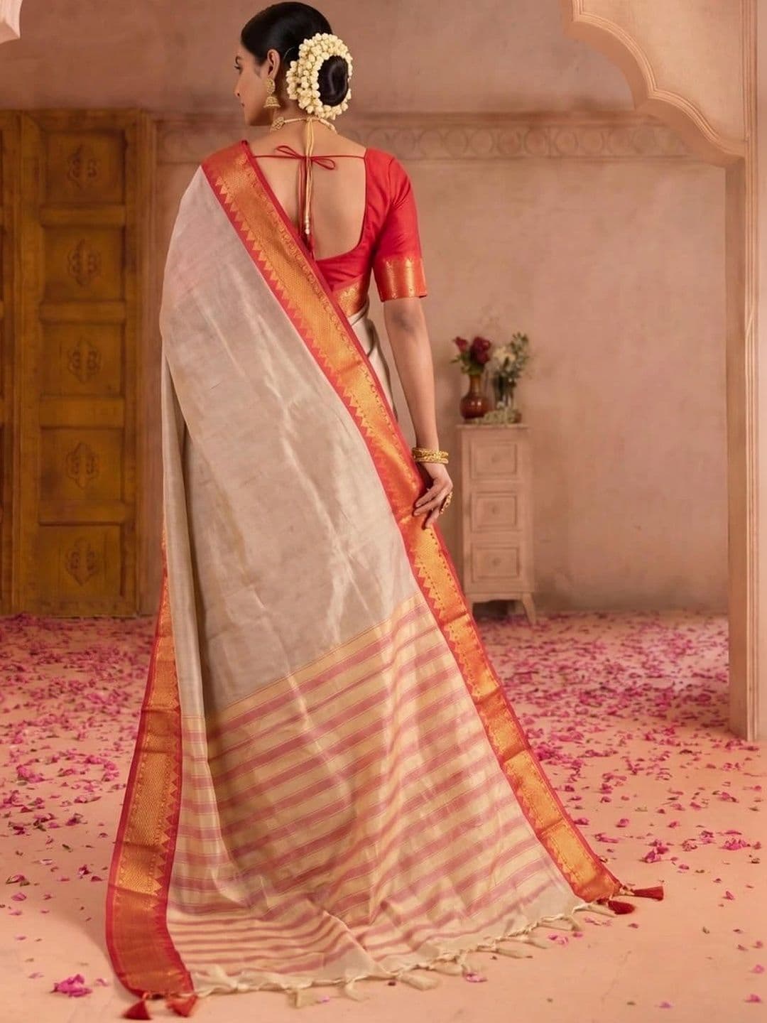 SAMANTHA Woven Design Zari Silk Blend Banarasi Saree thumbnail 5