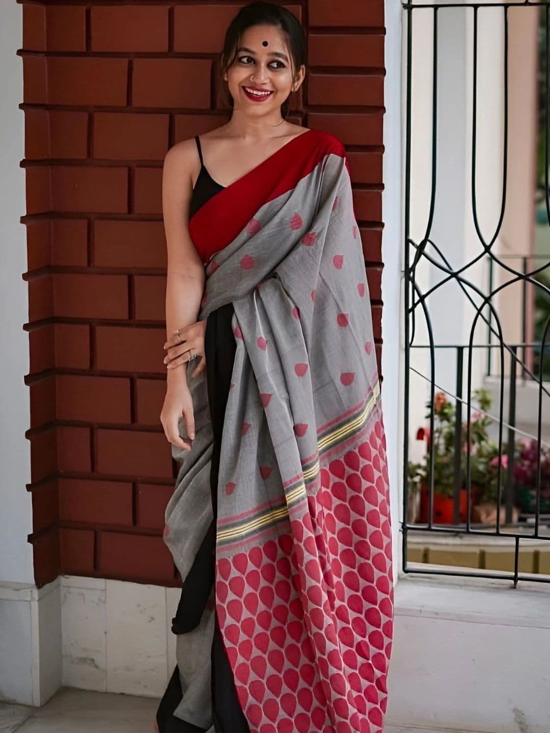 MRSWEARS Women Paisley Saree thumbnail 6