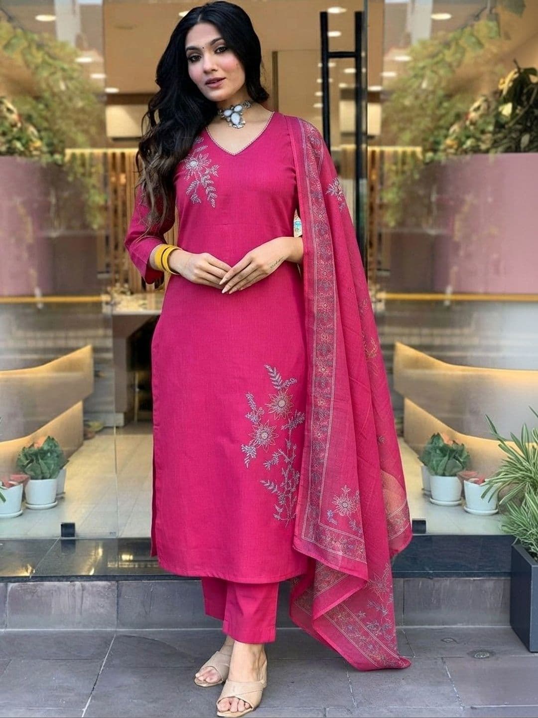 Anouk Women Ethnic Motifs Embroidered Regular Thread Work Kurta Set thumbnail 4