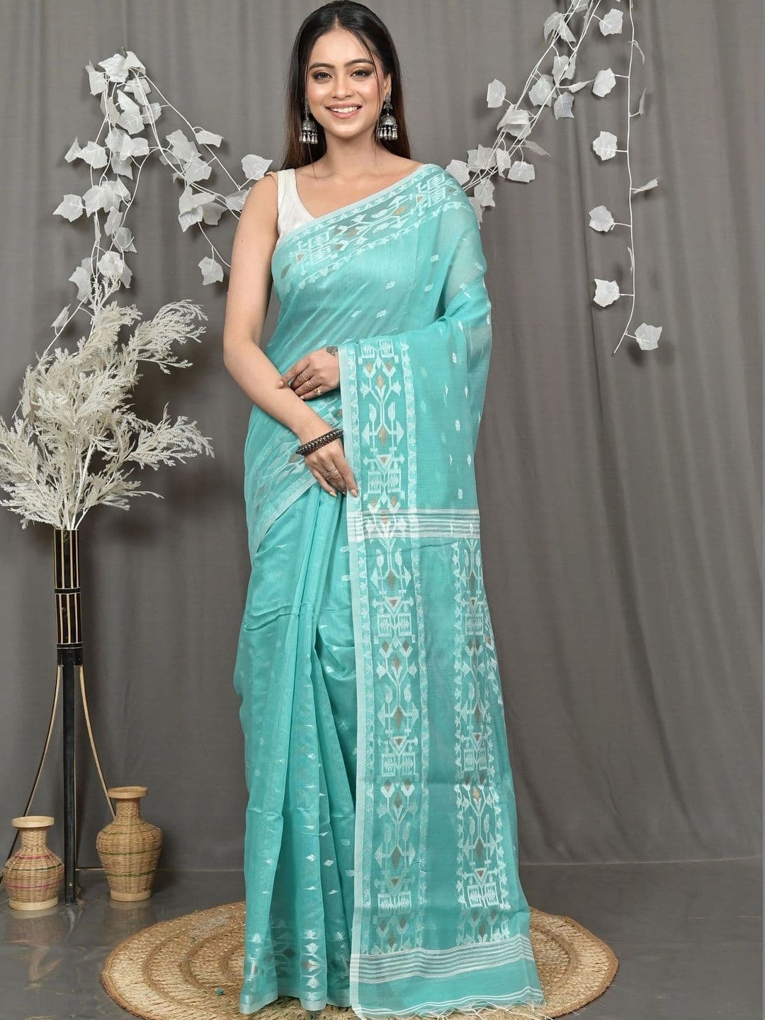 DipDiya Women Woven Design Sequinned Handloom Taant Saree thumbnail 6