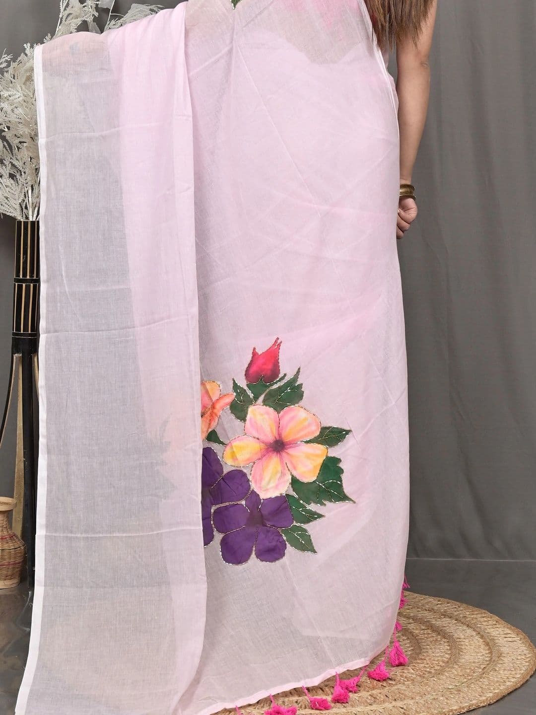 DipDiya Floral Sequinned Pure Cotton Taant Saree thumbnail 4
