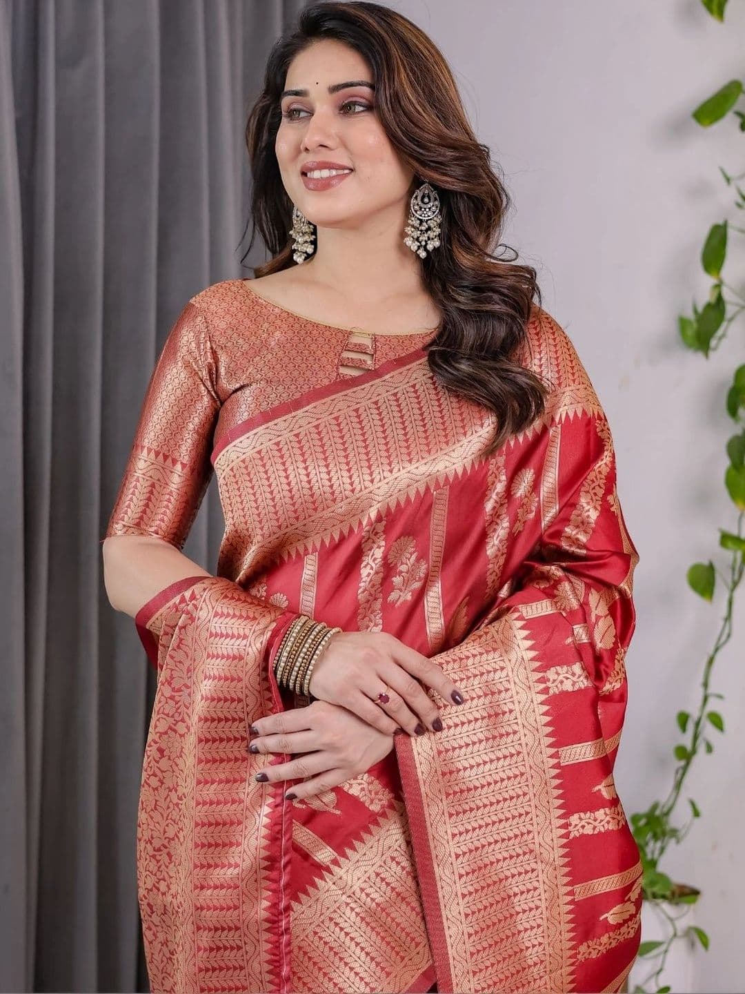 Mitera Woven Design Zari Silk Blend Designer Saree thumbnail 7