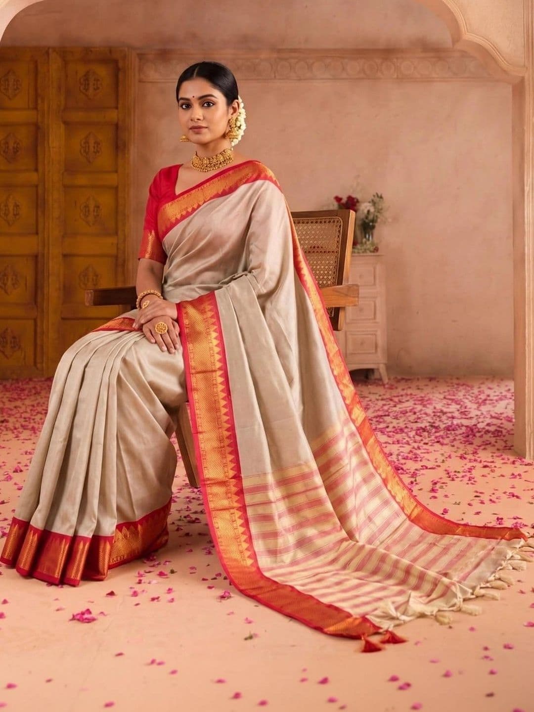 SAMANTHA Woven Design Zari Silk Blend Banarasi Saree thumbnail 2