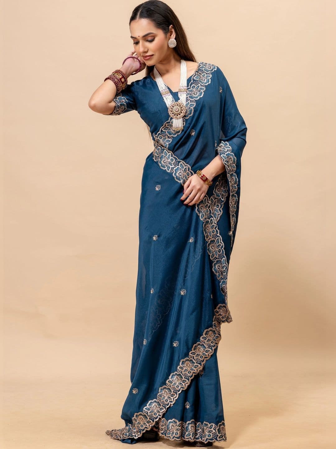 Saanvi Floral Embroidered Poly Georgette Saree thumbnail 2