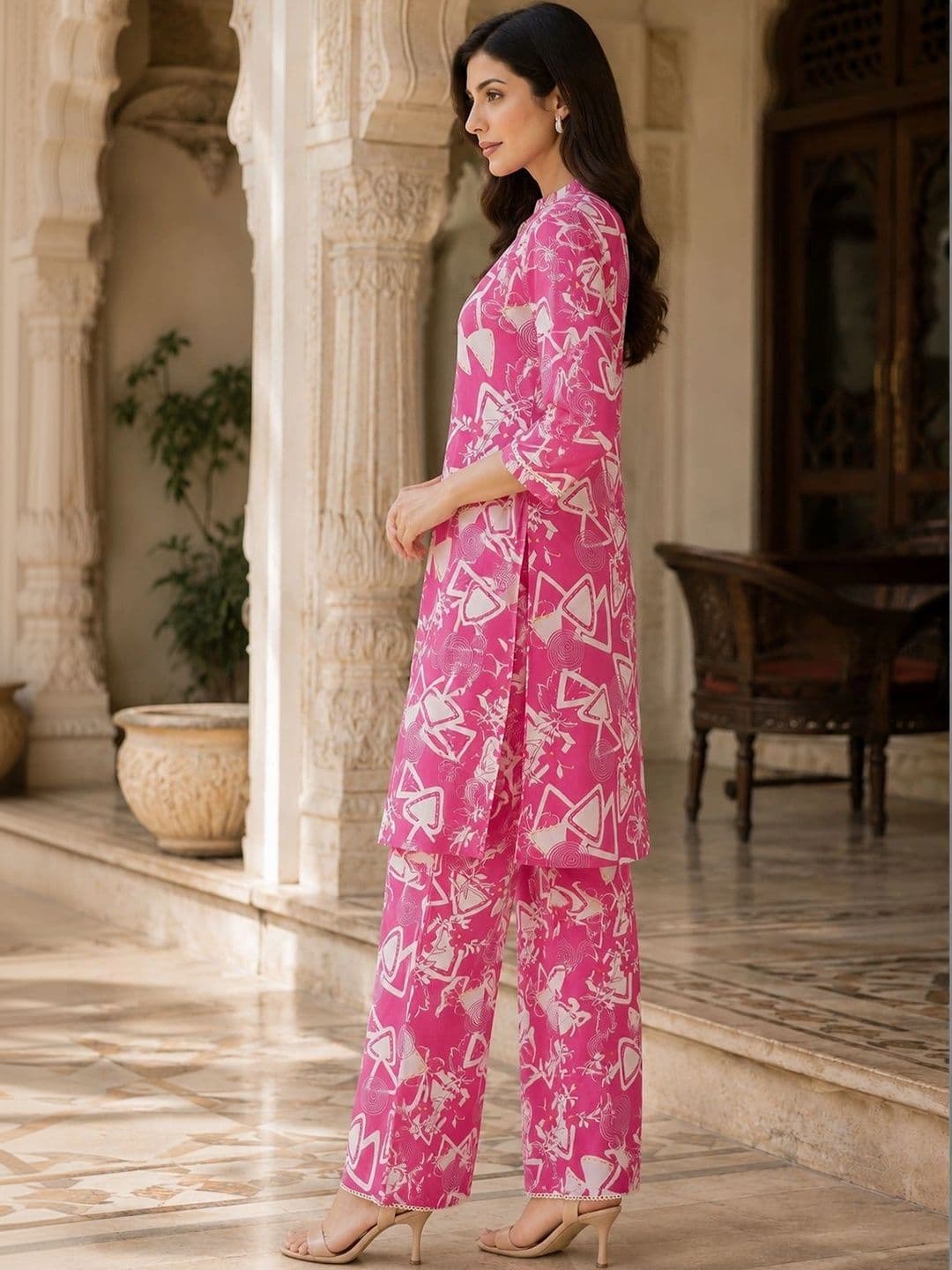 Bunai Women Printed Regular Kurta with Palazzos thumbnail 4