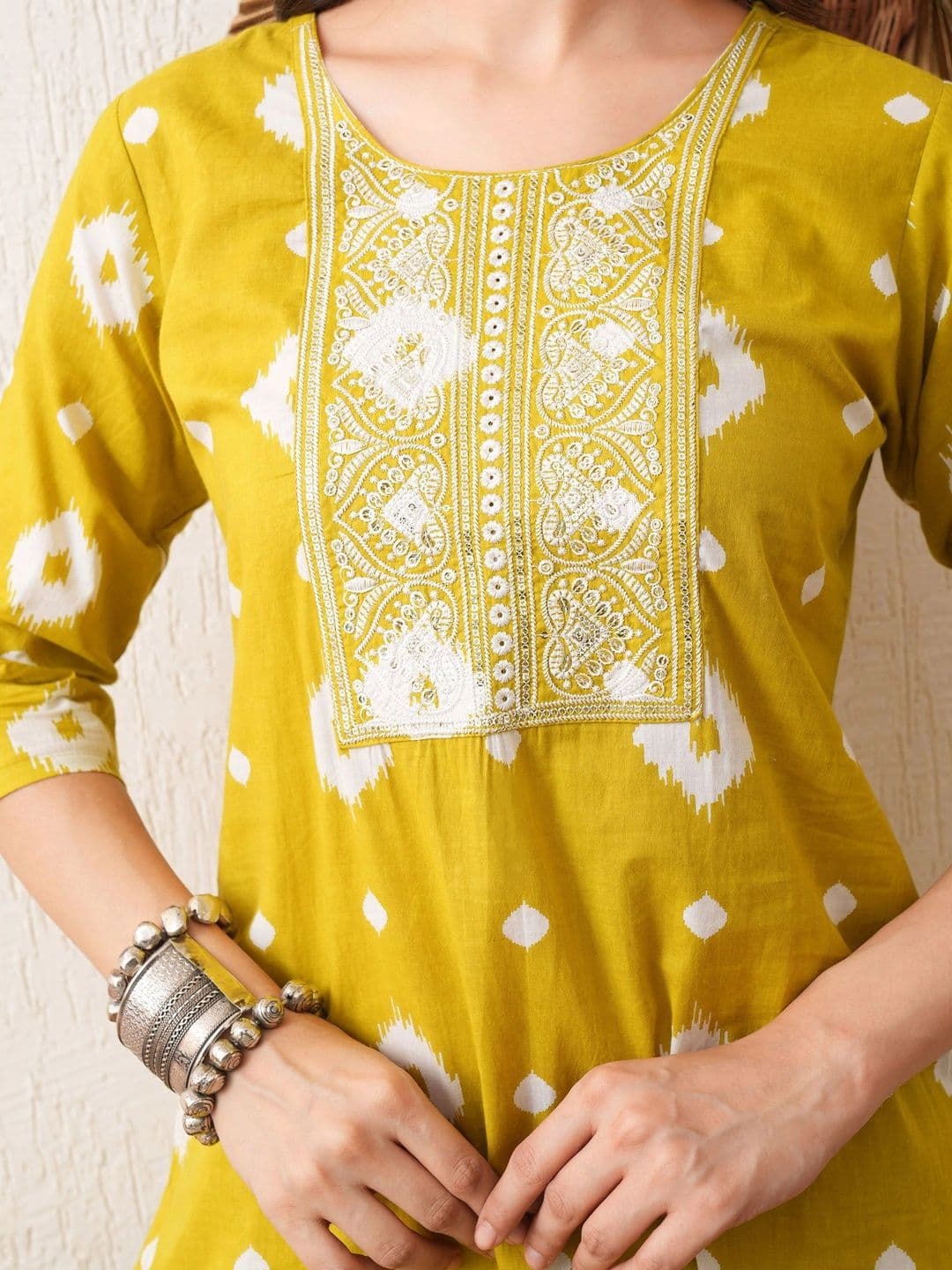 GLOWWORLD Women Floral Printed Regular Thread Work Pure Cotton Kurta with Trousers & With Dupatta thumbnail 3