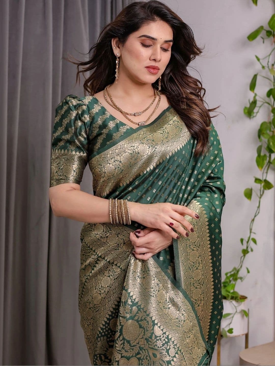 Mitera Woven Design Zari Silk Blend Designer Saree thumbnail 3