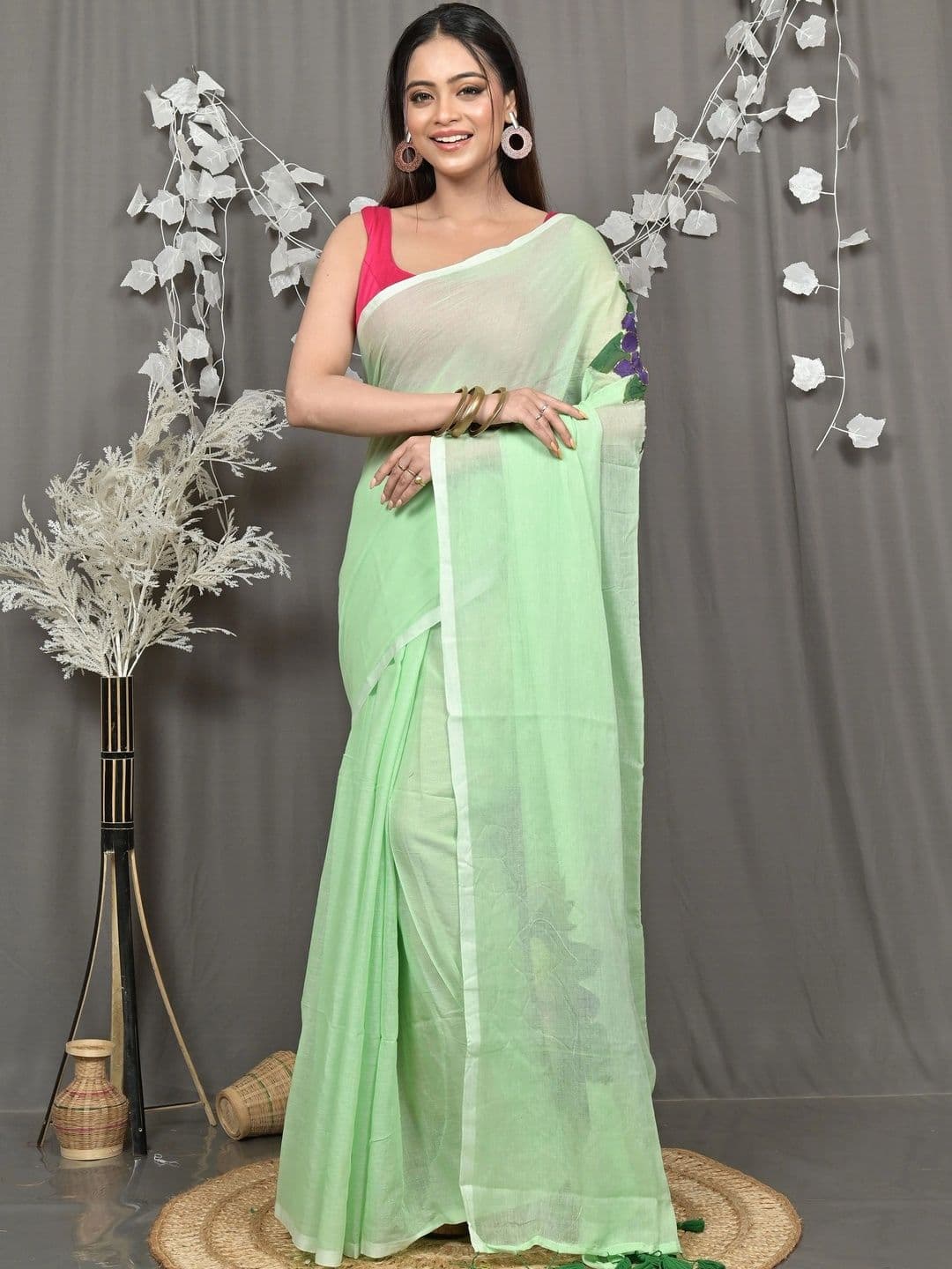 DipDiya Women Cotton Floral Printed Sequinned Handloom Taant Saree thumbnail 5