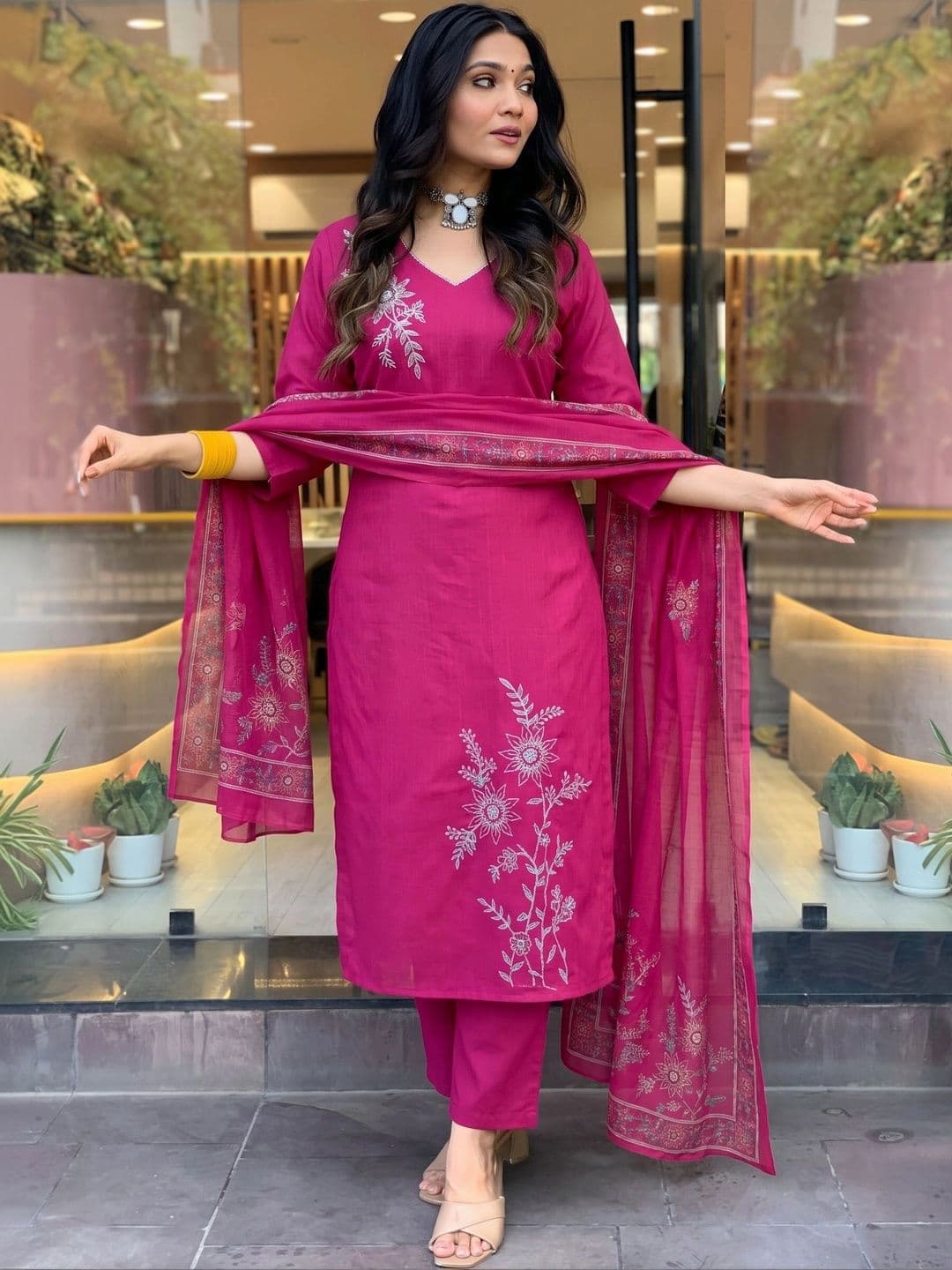 Anouk Women Ethnic Motifs Embroidered Regular Thread Work Kurta Set thumbnail 2
