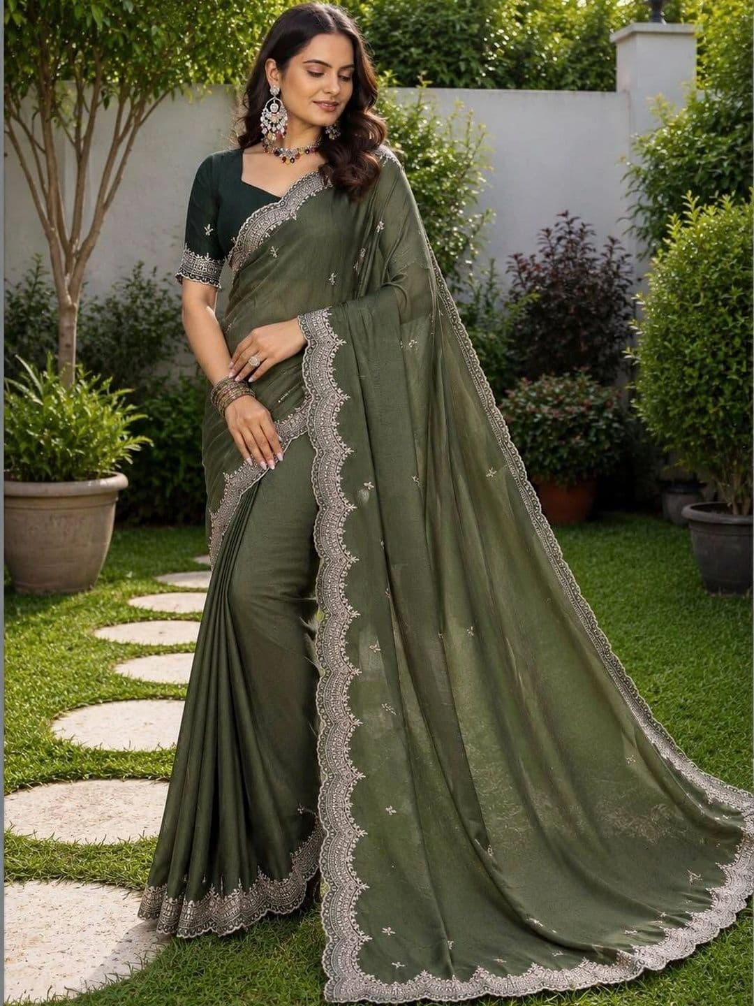 LabelVASTRA Ethnic Motifs Embroidered Poly Georgette Saree thumbnail 2