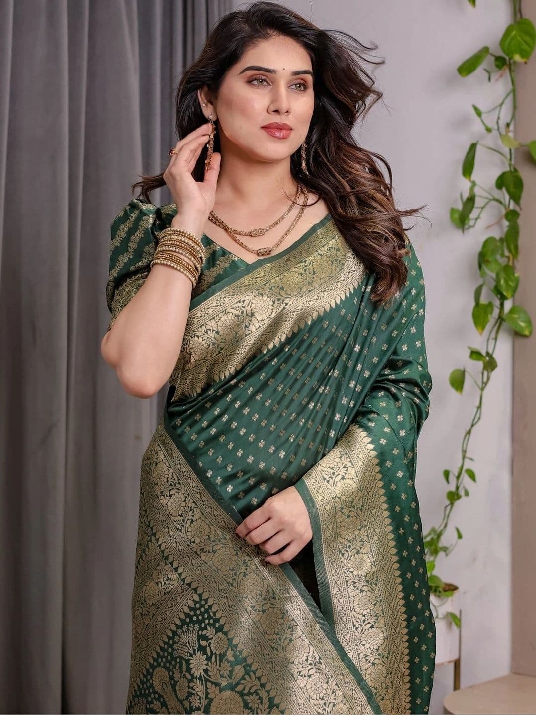 Mitera Woven Design Zari Silk Blend Designer Saree thumbnail 5