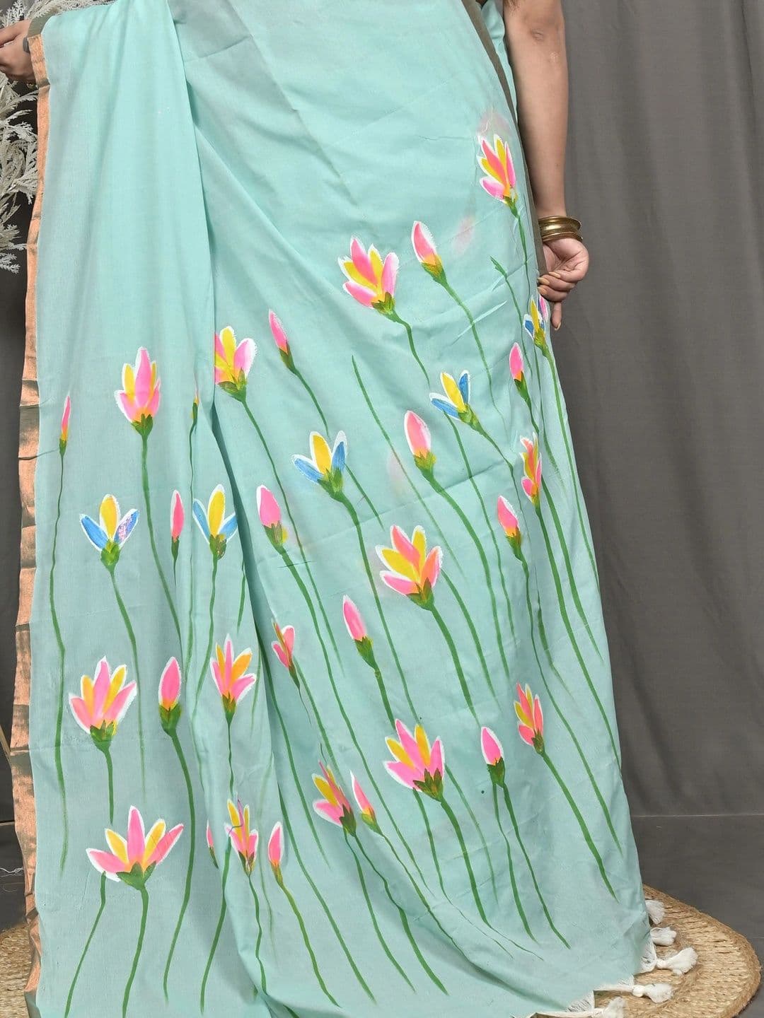 DipDiya Floral Sequinned Pure Cotton Handloom Taant Saree thumbnail 2