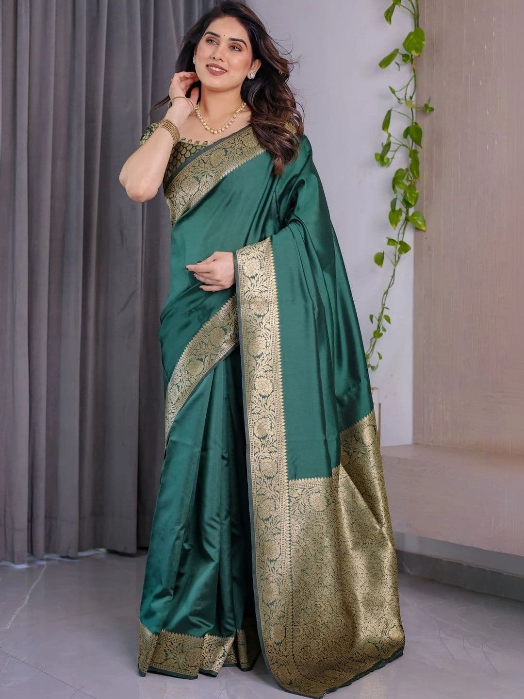 Mitera Woven Design Zari Silk Blend Designer Saree thumbnail 7