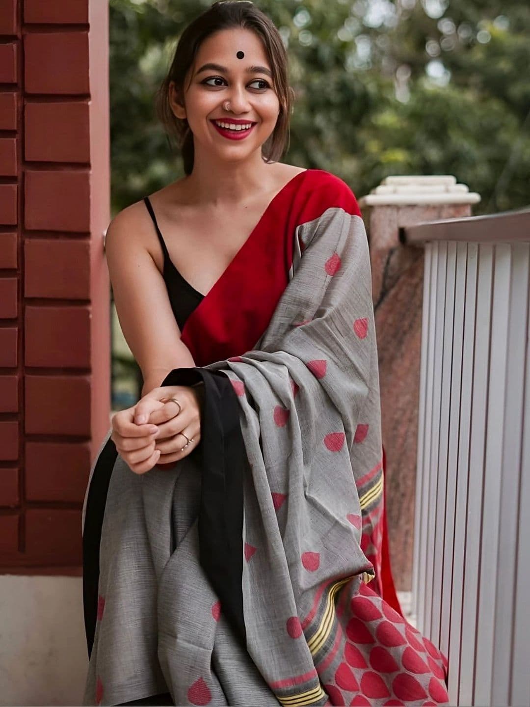 MRSWEARS Women Paisley Saree thumbnail 5