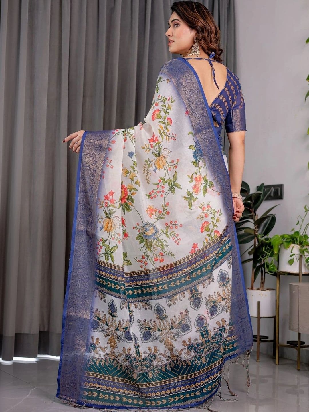 Mitera Floral Zari Silk Blend Designer Saree thumbnail 4