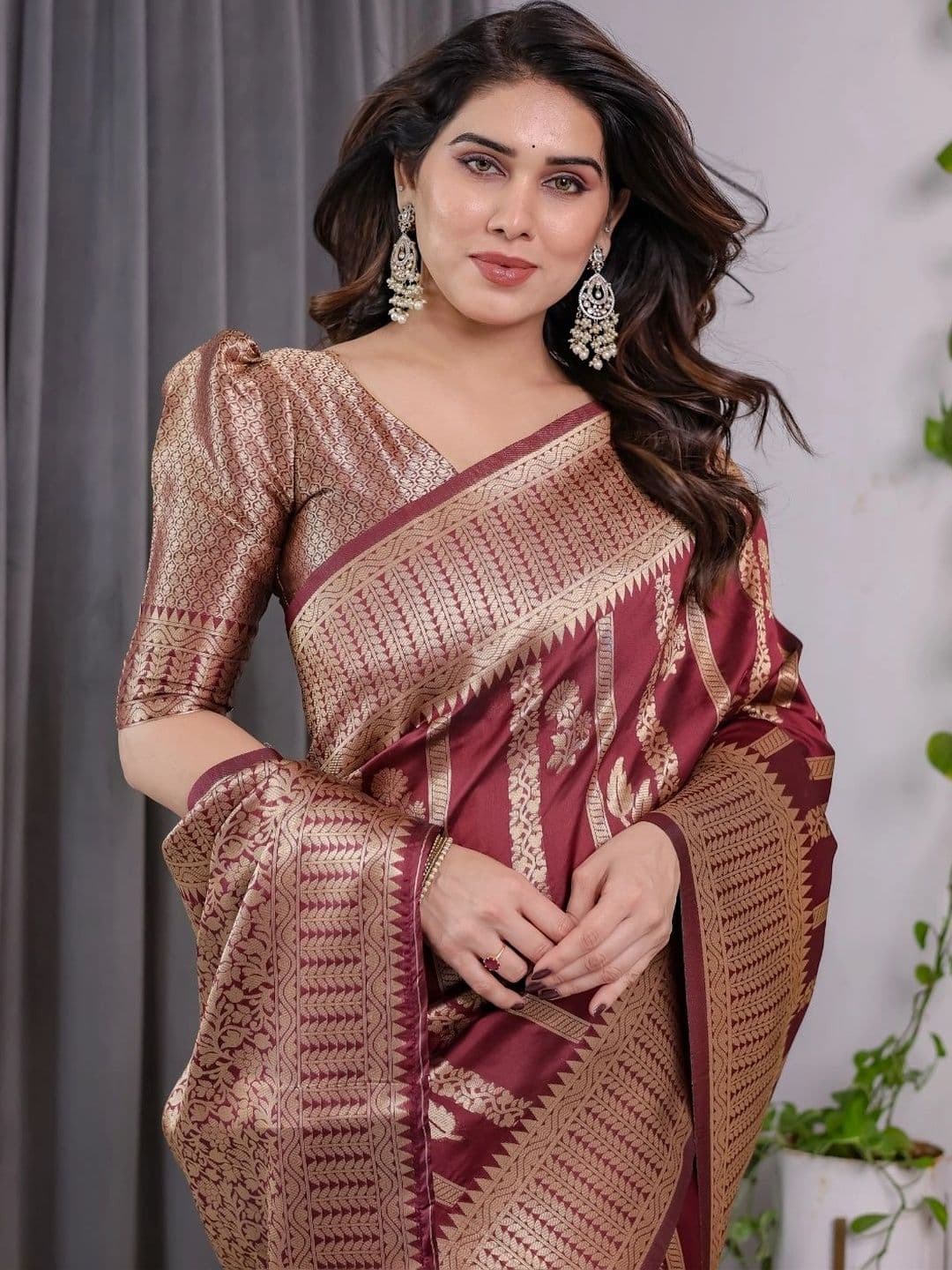 Mitera Woven Design Zari Silk Blend Designer Saree thumbnail 4