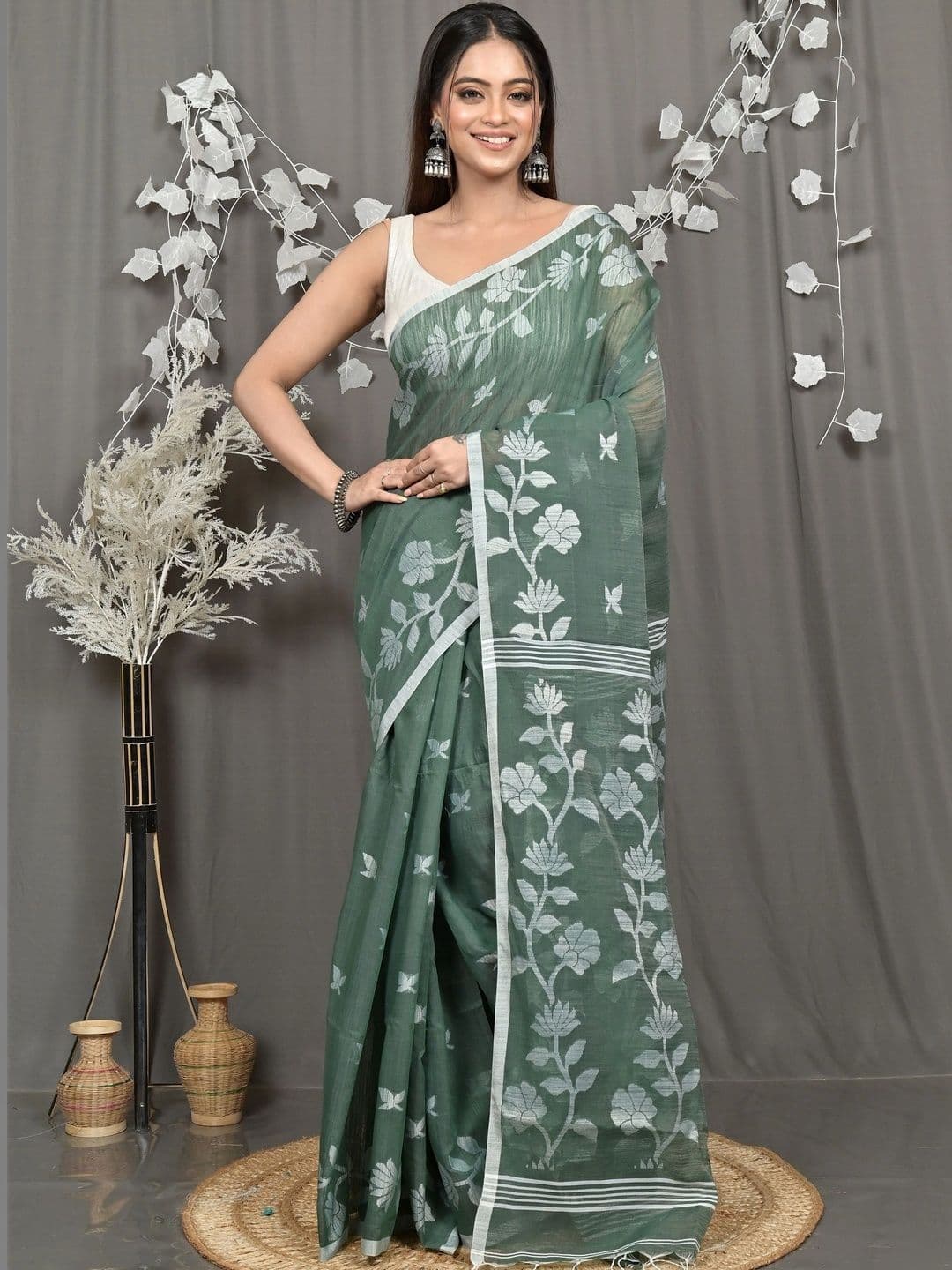 DipDiya Floral Sequinned Handloom Taant Saree thumbnail 2