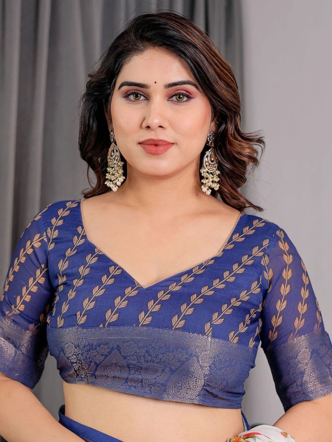 Mitera Floral Zari Silk Blend Designer Saree thumbnail 7