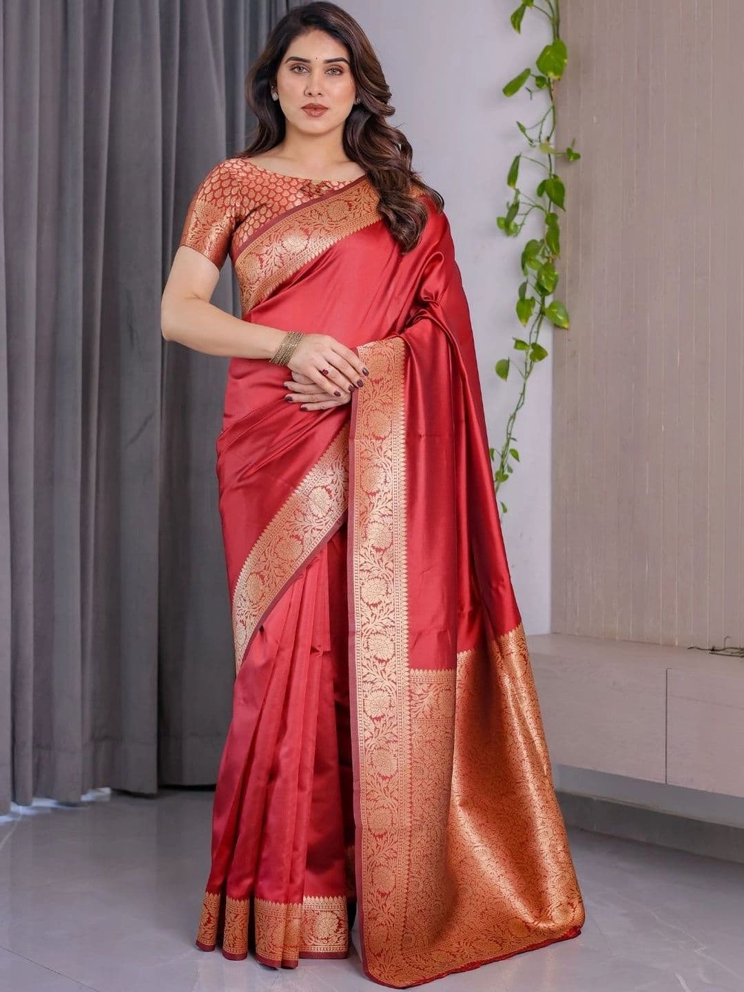 Mitera Woven Design Zari Silk Blend Designer Saree thumbnail 5