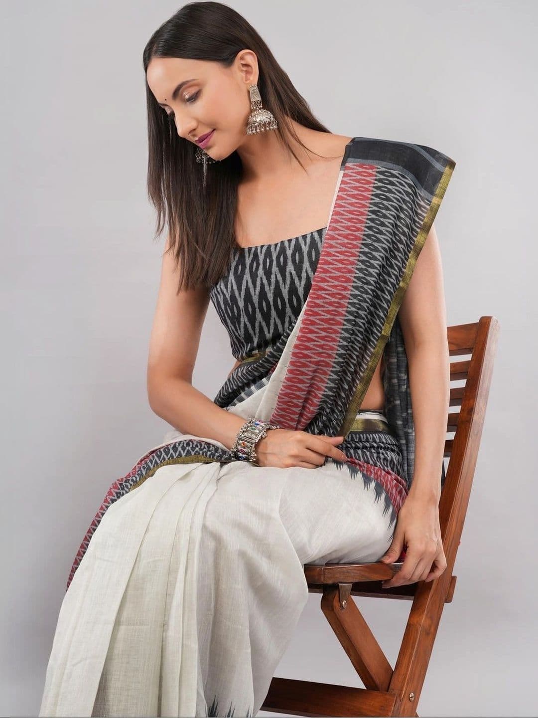 SAMANTHA Ethnic Motifs Zari Linen Blend Belted Ikat Saree thumbnail 4