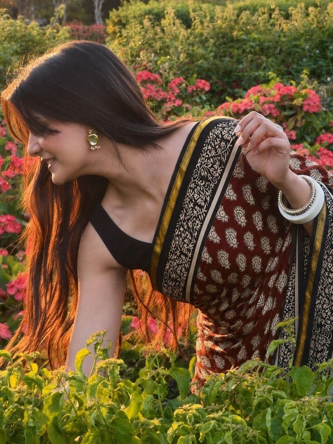 Lovwear Ethnic Motifs Pure Cotton Handloom Ikat Saree thumbnail 3