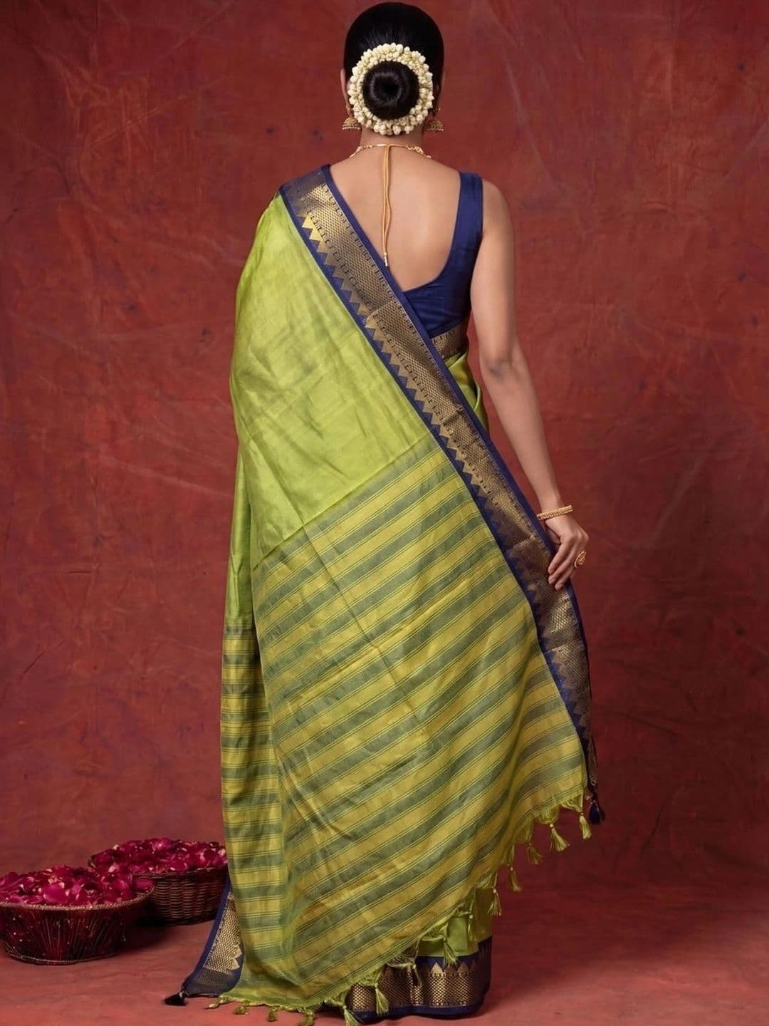 SAMANTHA Woven Design Zari Silk Blend Banarasi Saree thumbnail 2