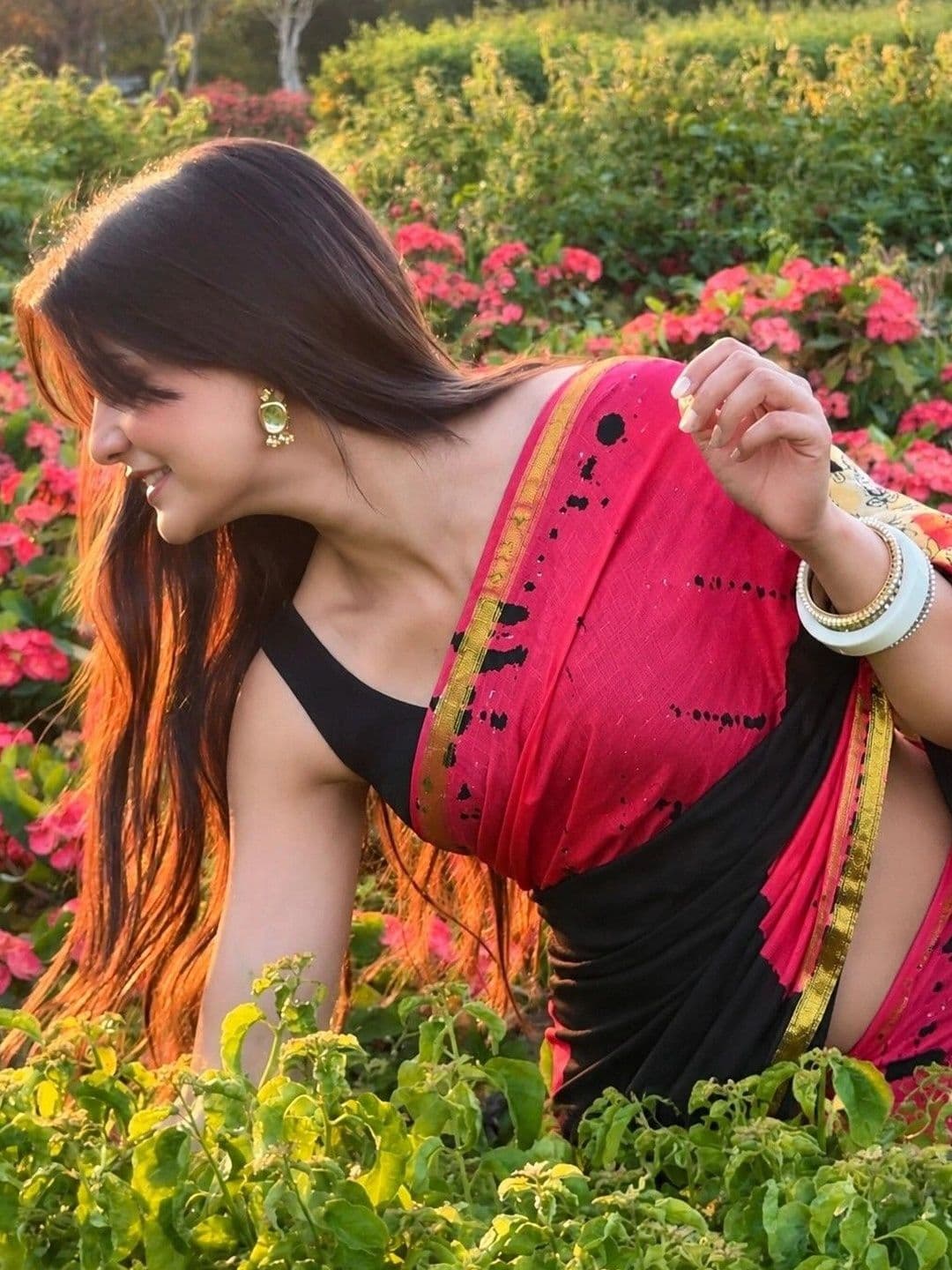 Lovwear Tie and Dye Pure Cotton Handloom Ikat Saree thumbnail 3