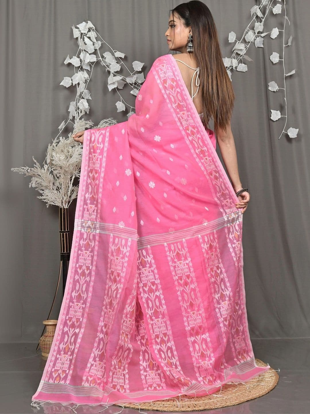 DipDiya Women Woven Design Sequinned Handloom Taant Saree thumbnail 4