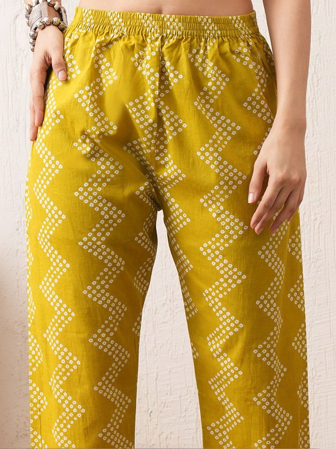 GLOWWORLD Women Floral Printed Regular Thread Work Pure Cotton Kurta with Trousers & With Dupatta thumbnail 4