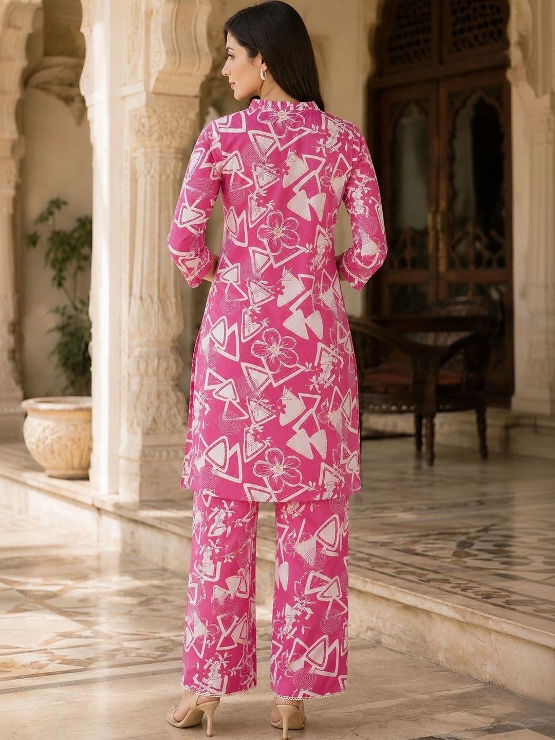 Bunai Women Printed Regular Kurta with Palazzos thumbnail 2