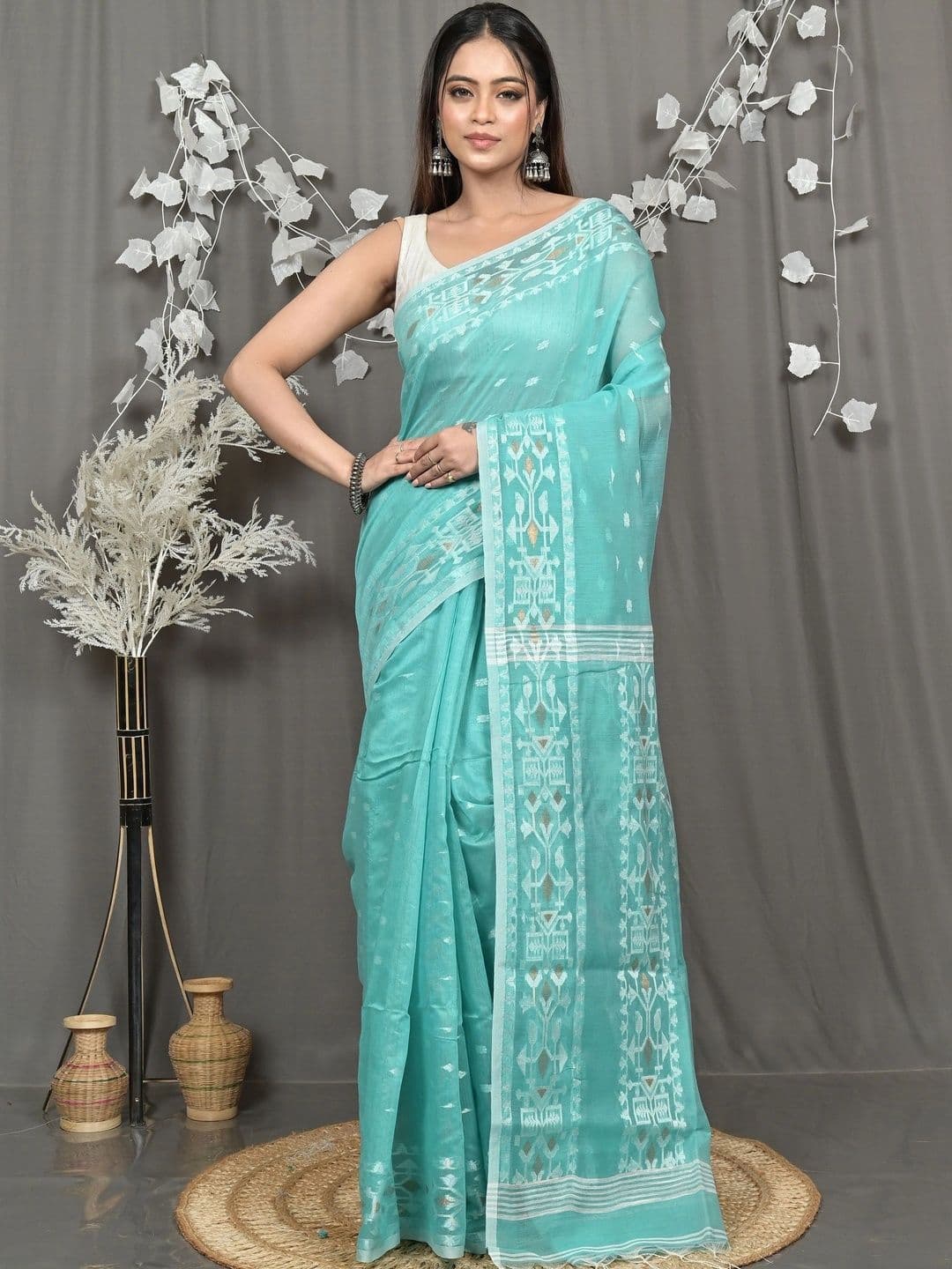 DipDiya Women Woven Design Sequinned Handloom Taant Saree thumbnail 7