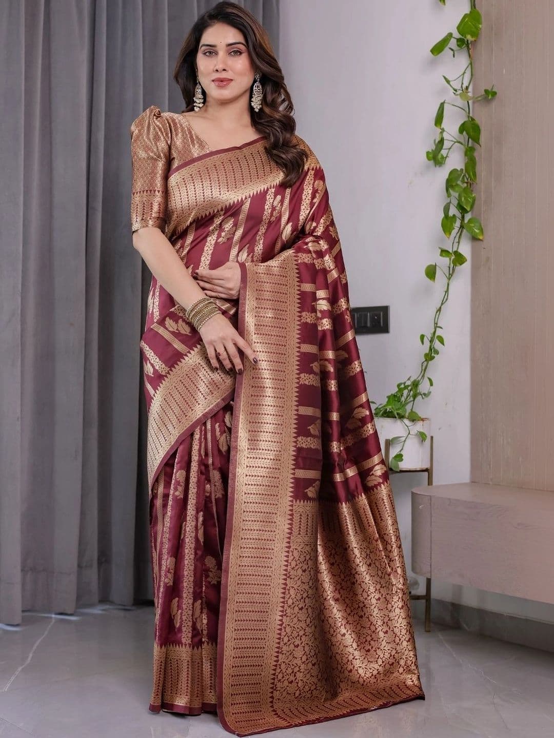 Mitera Woven Design Zari Silk Blend Designer Saree thumbnail 3