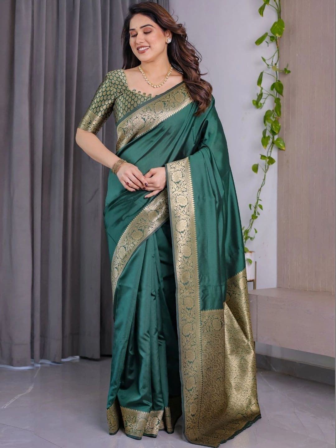 Mitera Woven Design Zari Silk Blend Designer Saree thumbnail 4