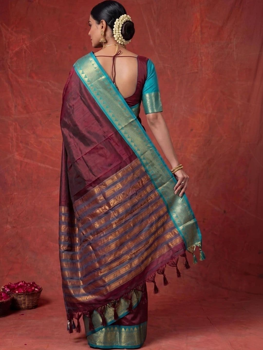 SAMANTHA Women Woven Design Zari Silk Blend Banarasi Saree thumbnail 6