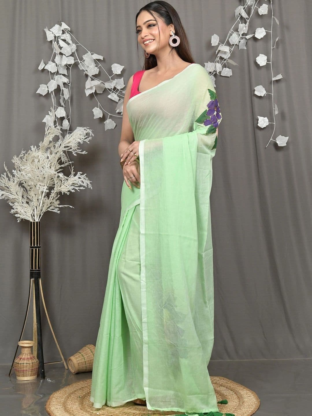 DipDiya Women Cotton Floral Printed Sequinned Handloom Taant Saree thumbnail 2