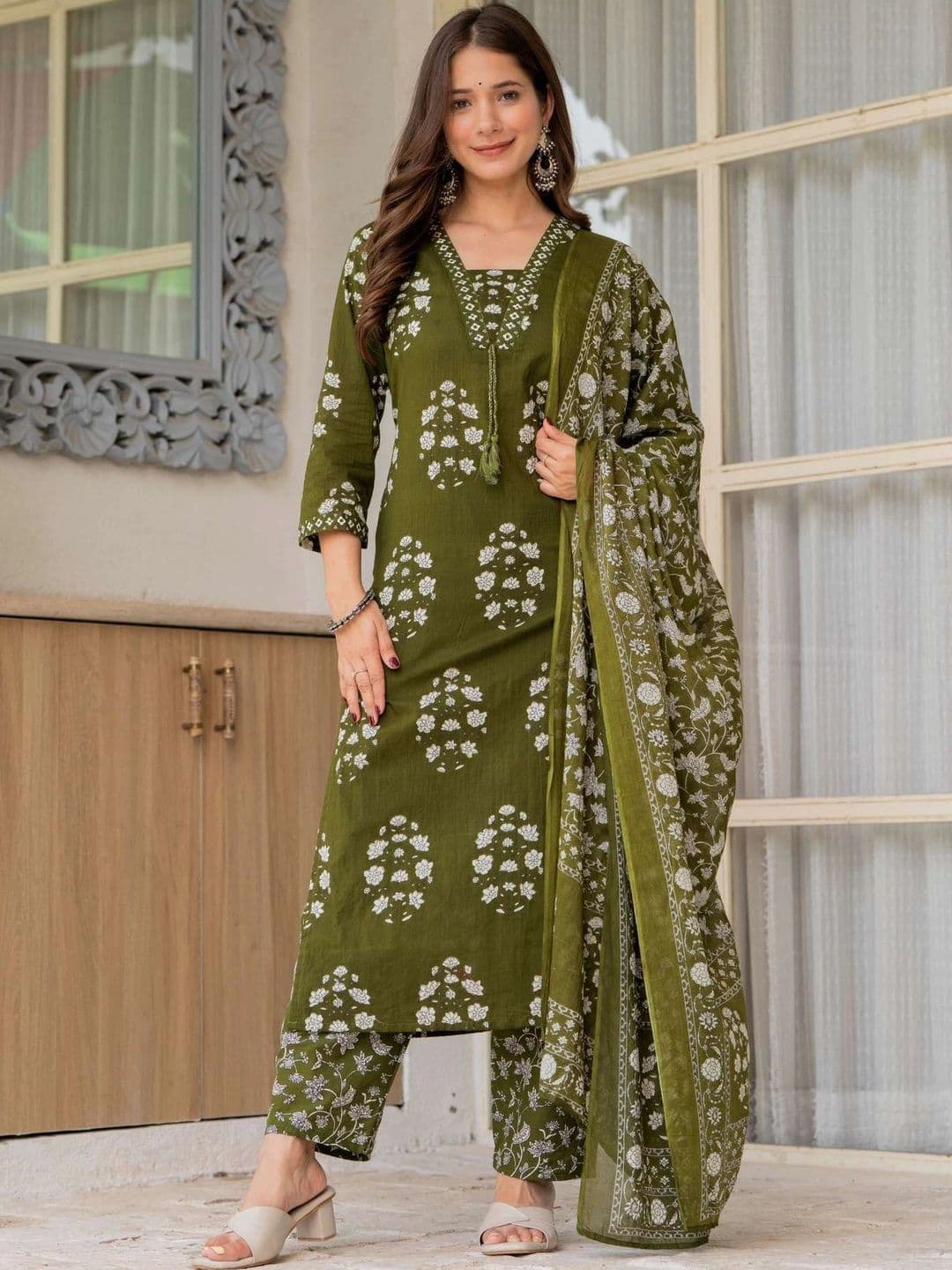 YAGNIK FASHION Women Floral Printed Regular Kurta with Trousers & With Dupatta thumbnail 4