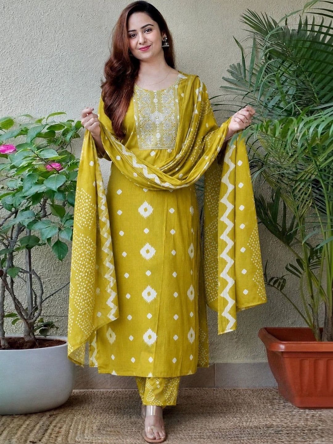 GLOWWORLD Women Floral Printed Regular Thread Work Pure Cotton Kurta with Trousers & With Dupatta thumbnail 2