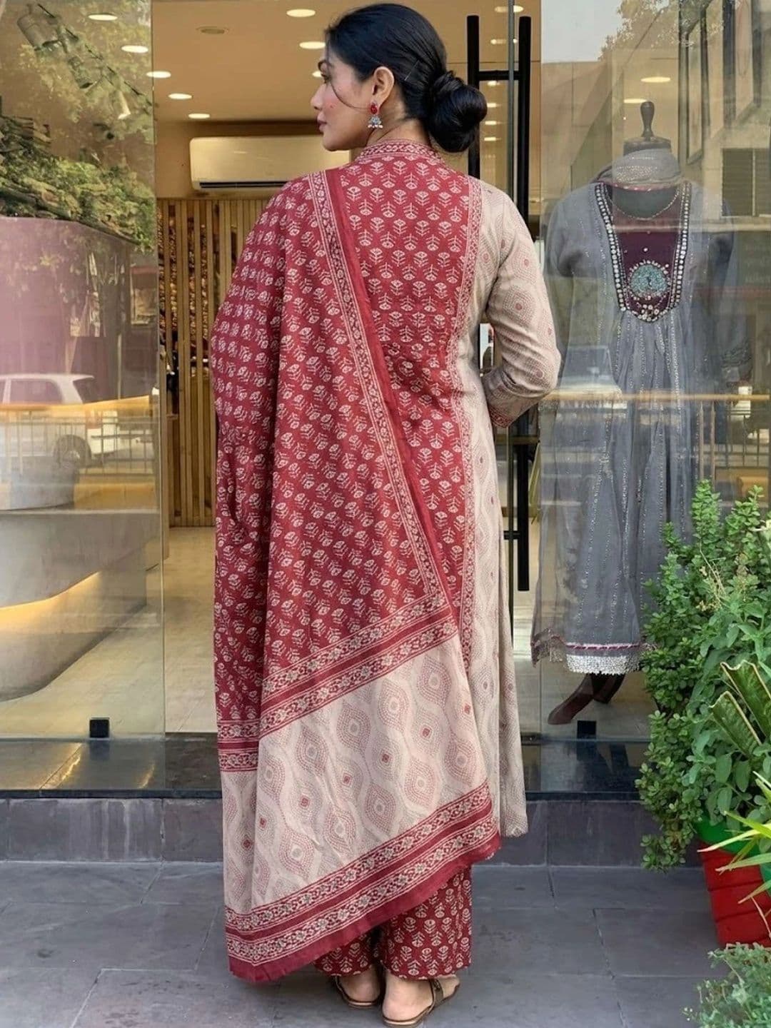YAGNIK FASHION Women Ethnic Motifs Printed Regular Kurta with Pyjamas & With Dupatta thumbnail 3