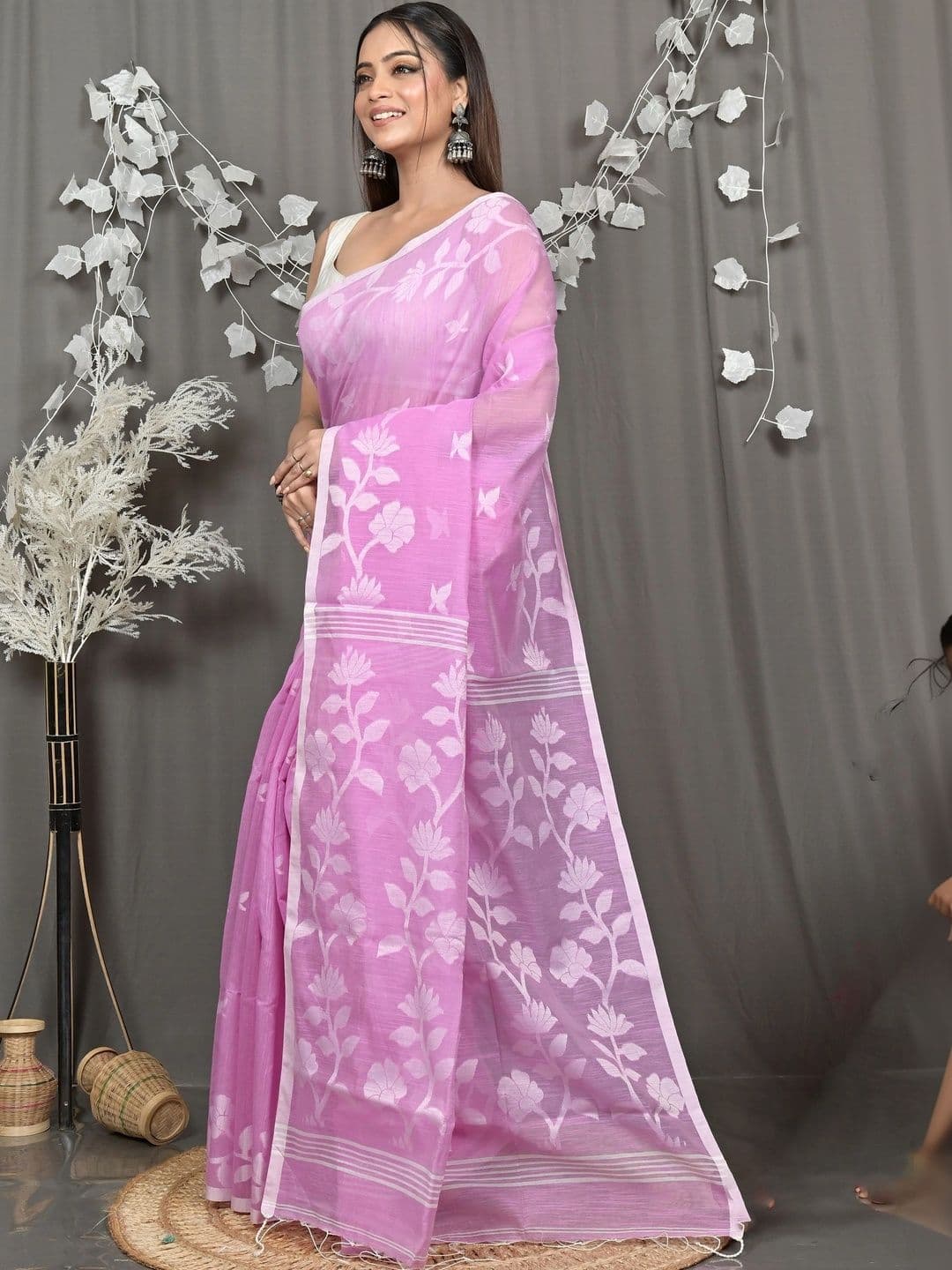 DipDiya Woven Design Sequinned Handloom Taant Saree thumbnail 3