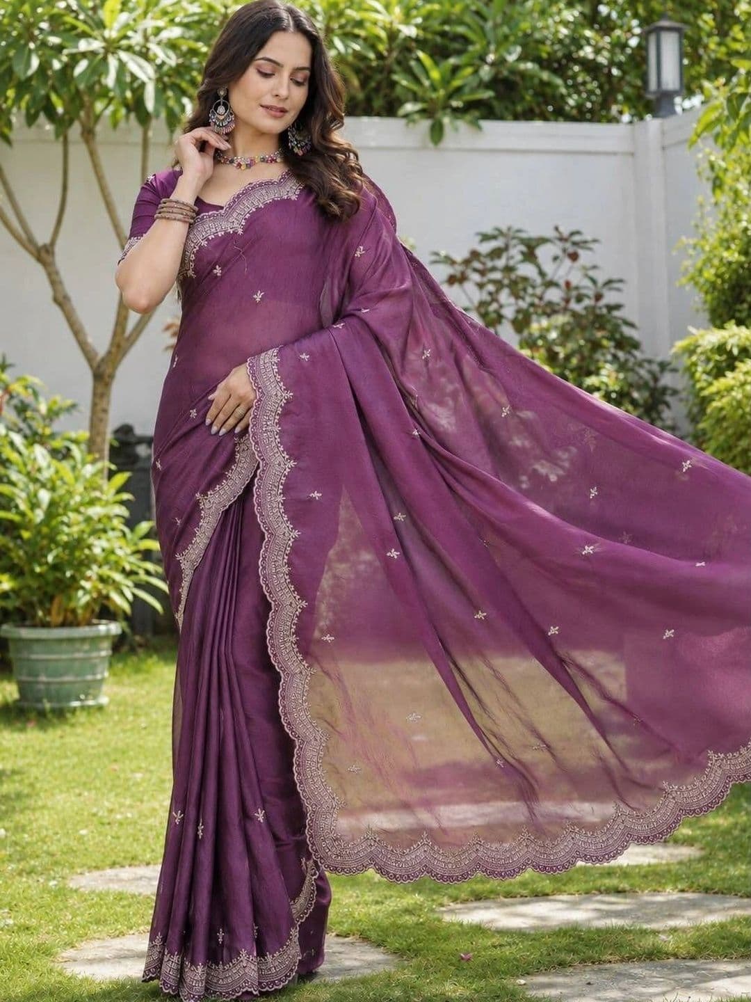 LabelVASTRA Ethnic Motifs Embroidered Poly Georgette Saree thumbnail 2