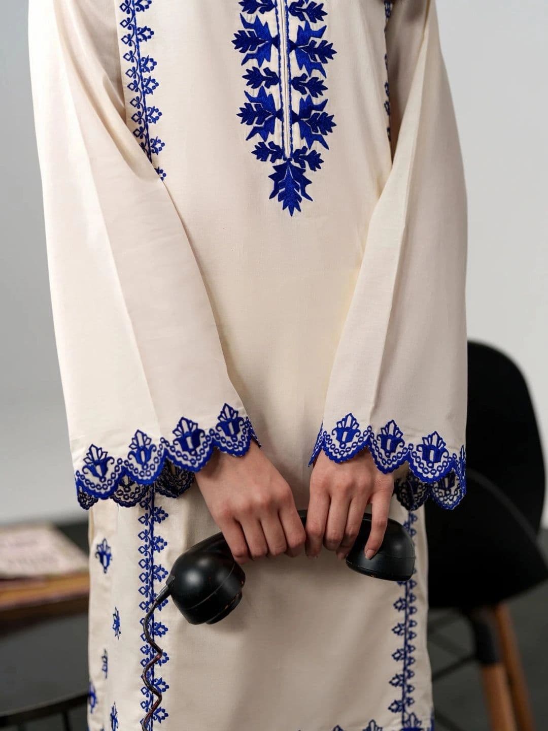 Anouk Women Ethnic  Embroidered Regular Thread Work Chanderi Silk Kurta with Trousers thumbnail 6