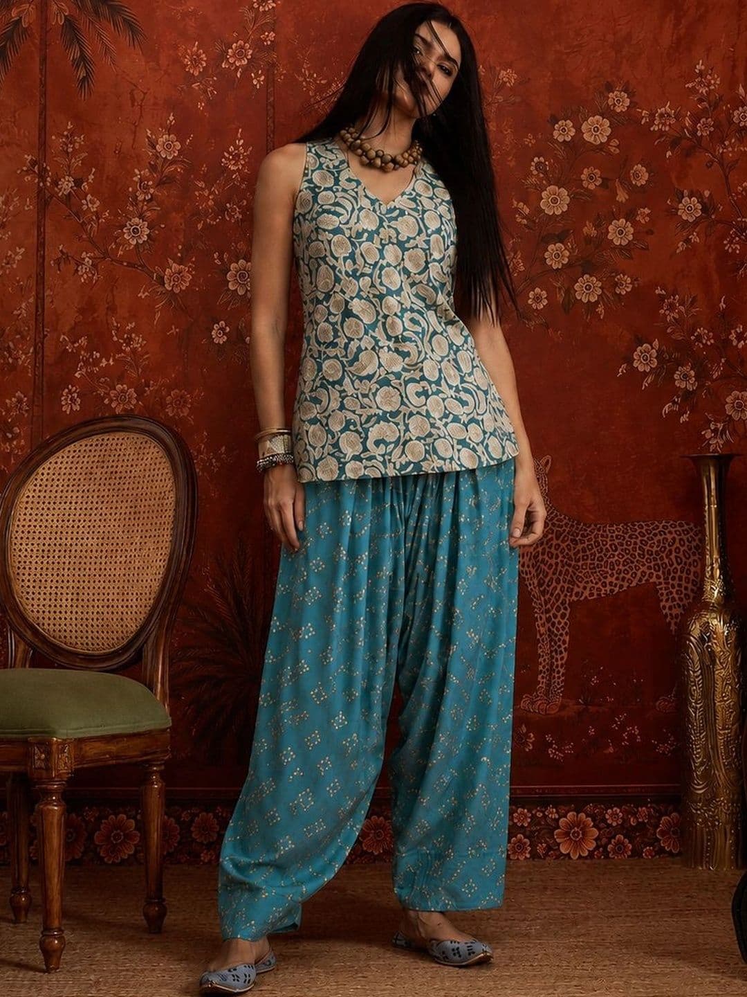 Sangria Women Green Paisley Printed Rayon Straight Short Kurti With Farshi Salwar thumbnail 2