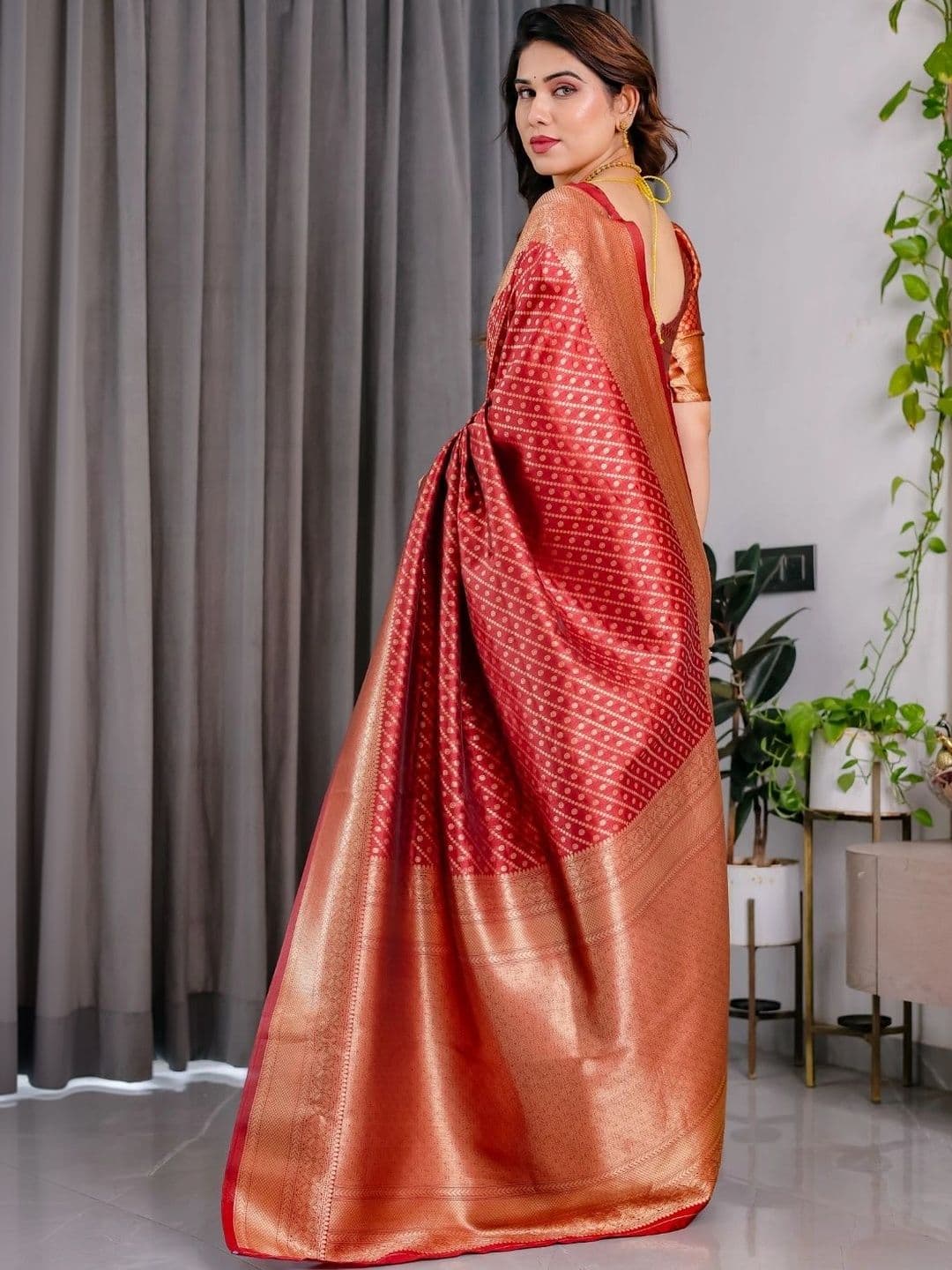 Mitera Woven Design Zari Silk Blend Designer Saree thumbnail 4