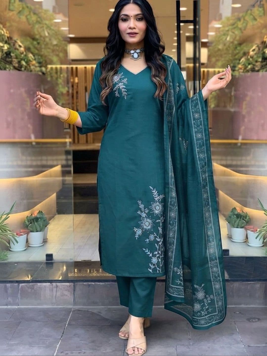 Anouk Women Ethnic Motifs Embroidered Regular Thread Work Kurta with Trousers & With Dupatta thumbnail 2
